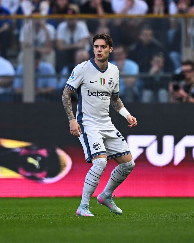 包含罗马在客场战平帕尔马，保持不败纪录的词条