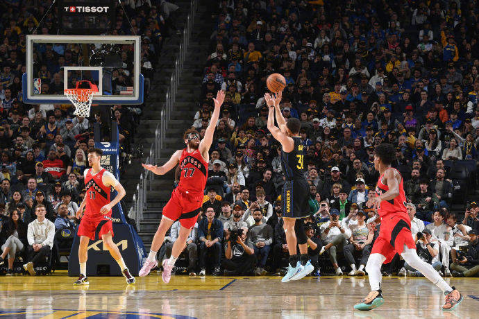 关于猛龙队完胜奇才队，悍将凯尔仅出场十分钟的信息