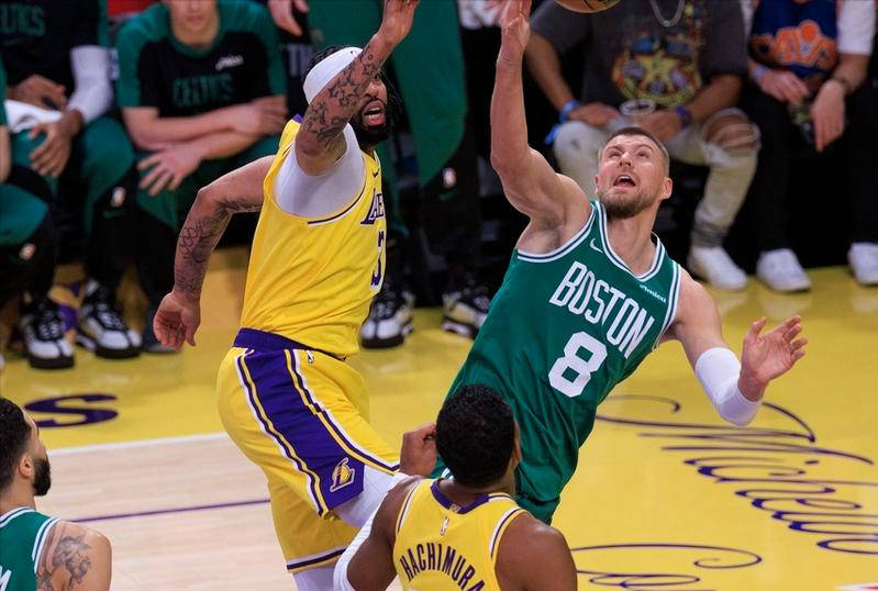 湖人客场击败凯尔特人，詹姆斯关键时刻发威