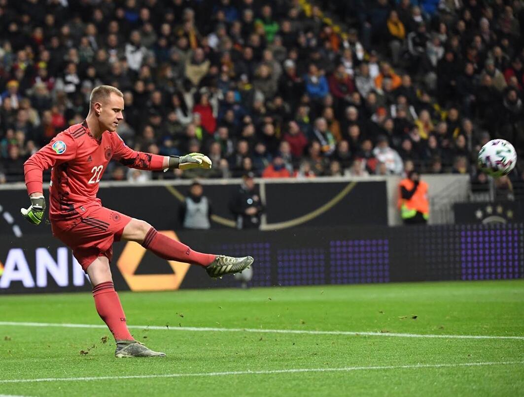 白色英雄主场，守狮子大门扇开前途歌声昂扬的简单介绍