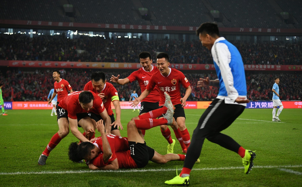 包含上港遭遇两连败，积分跌至第四的词条