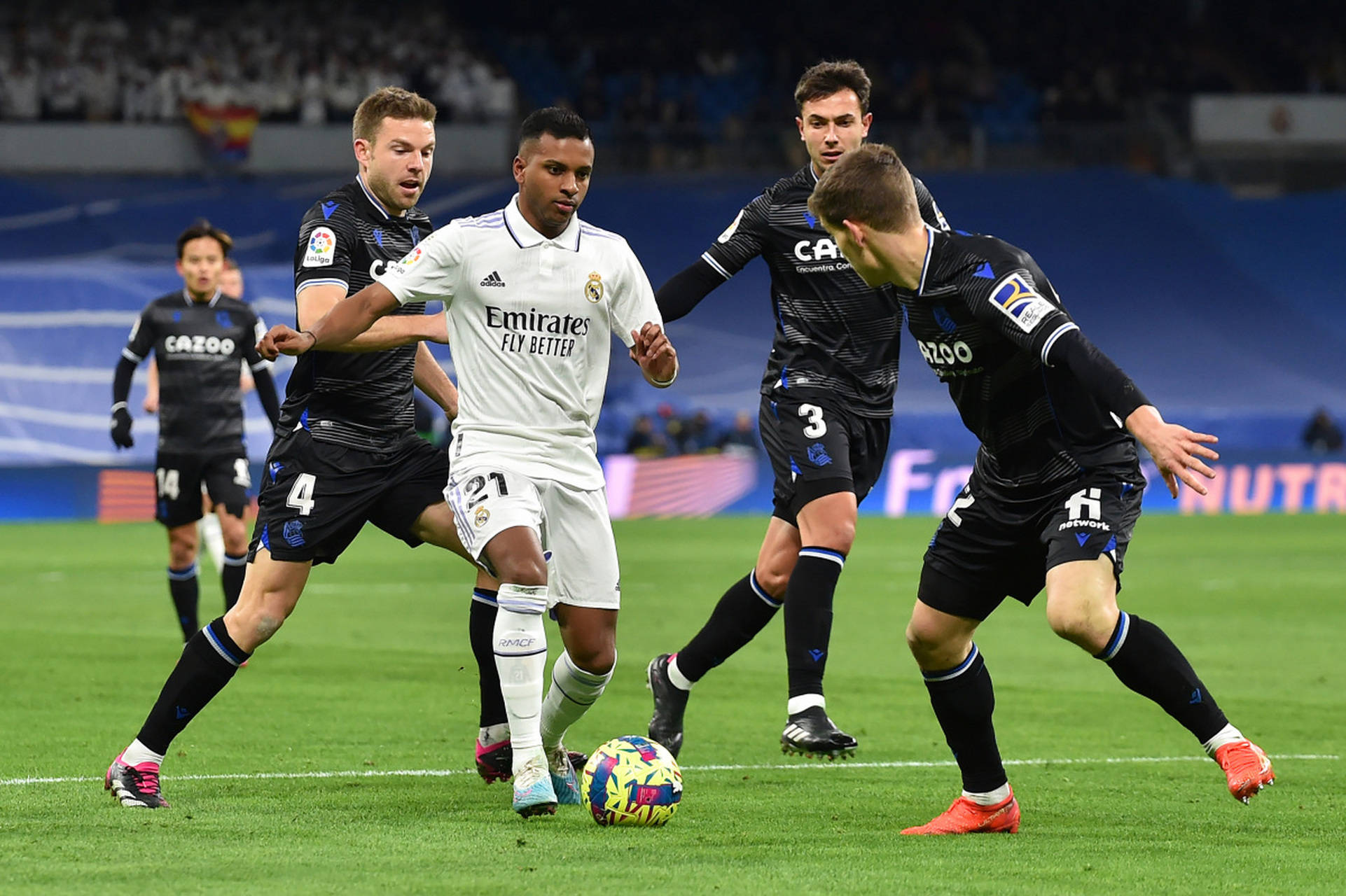 关于巴塞罗那客场胜利，与皇马保持领先优势的信息