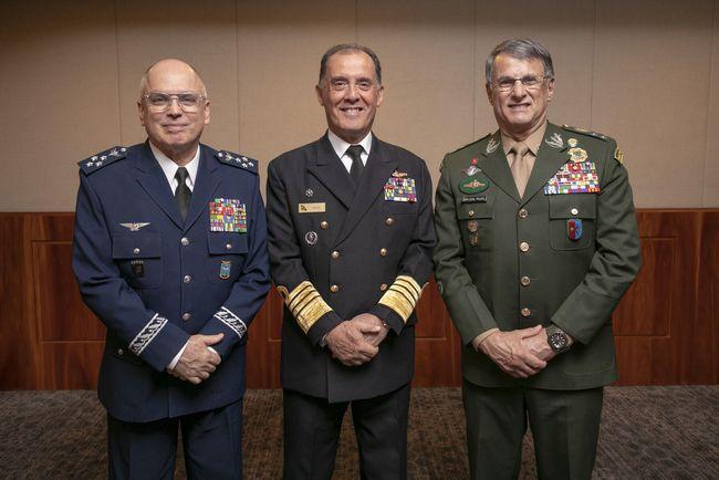 关于猛龙主帅突然宣布辞职引发球队动荡的信息