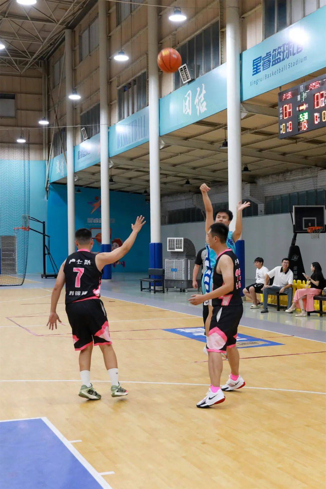 关于篮球比赛惊险刺激，全场观众掌声不断的信息