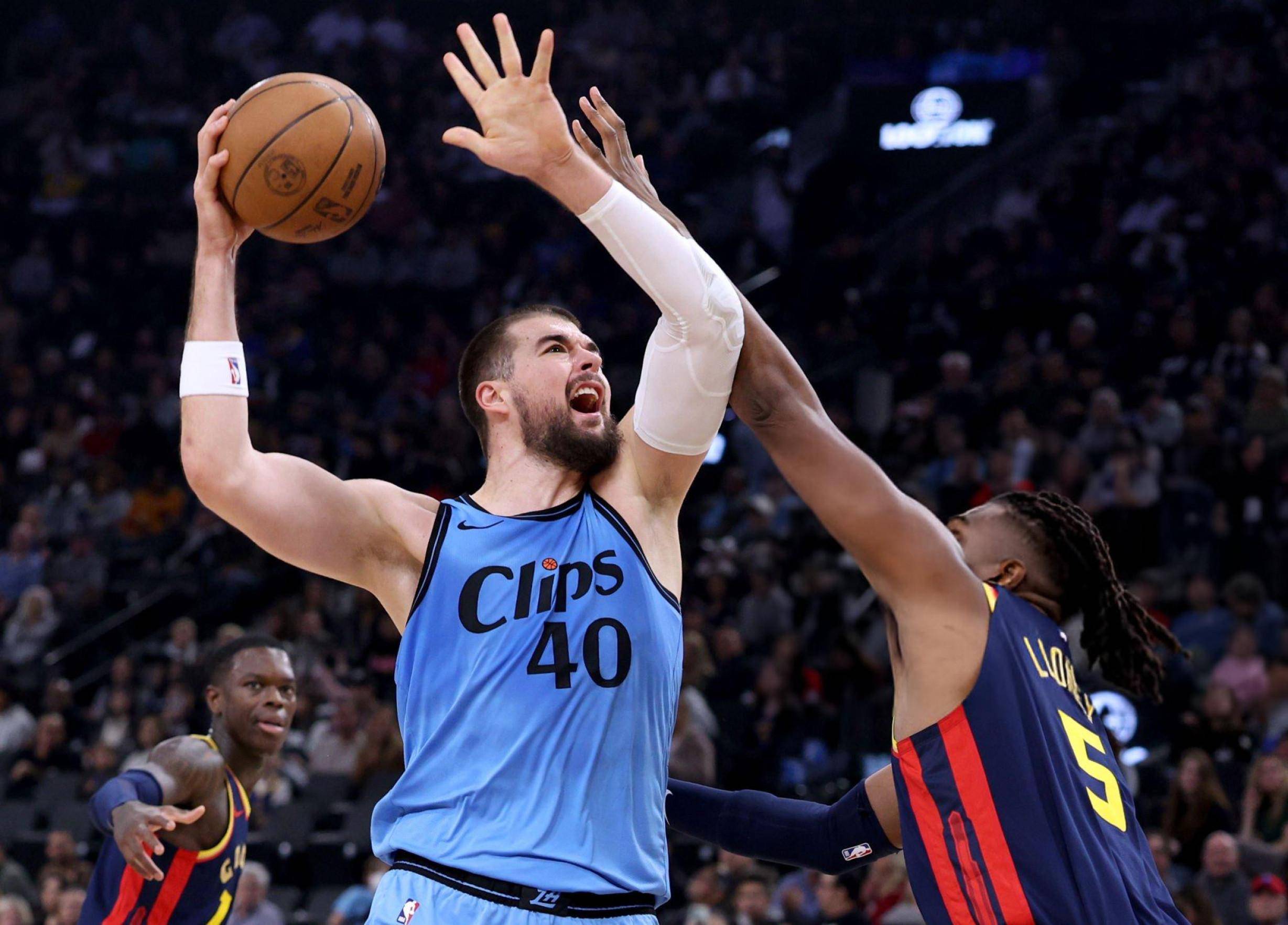 开云体育平台APP-快船队赛季首战告捷，士气高涨！