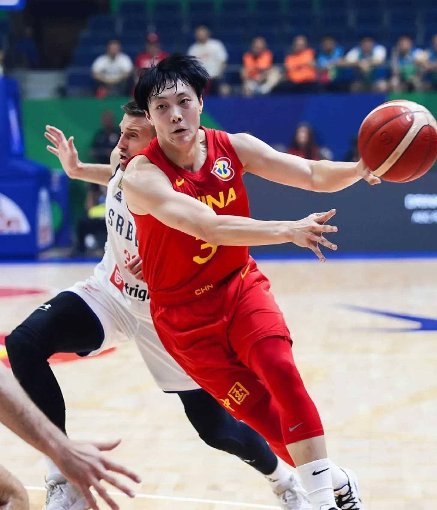 新人控卫完成梦幻上篮，获得全场欢呼