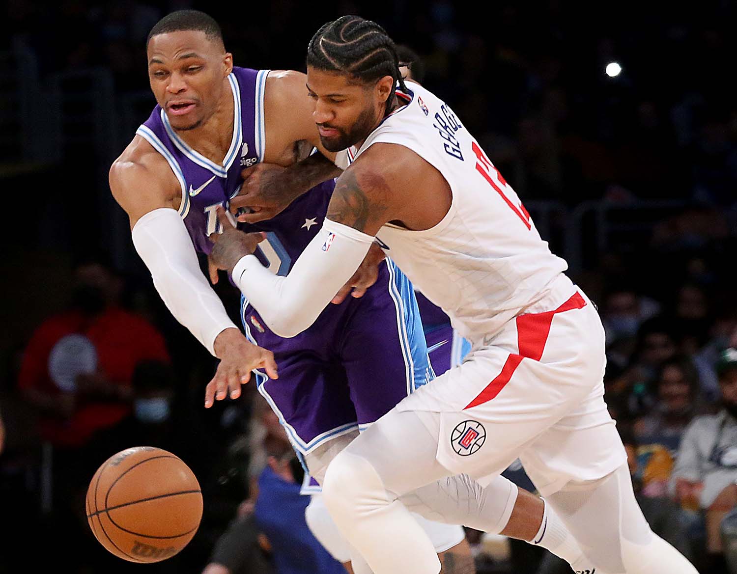 开云体育官网-骑士鏖战尼克斯，乔治统治全场