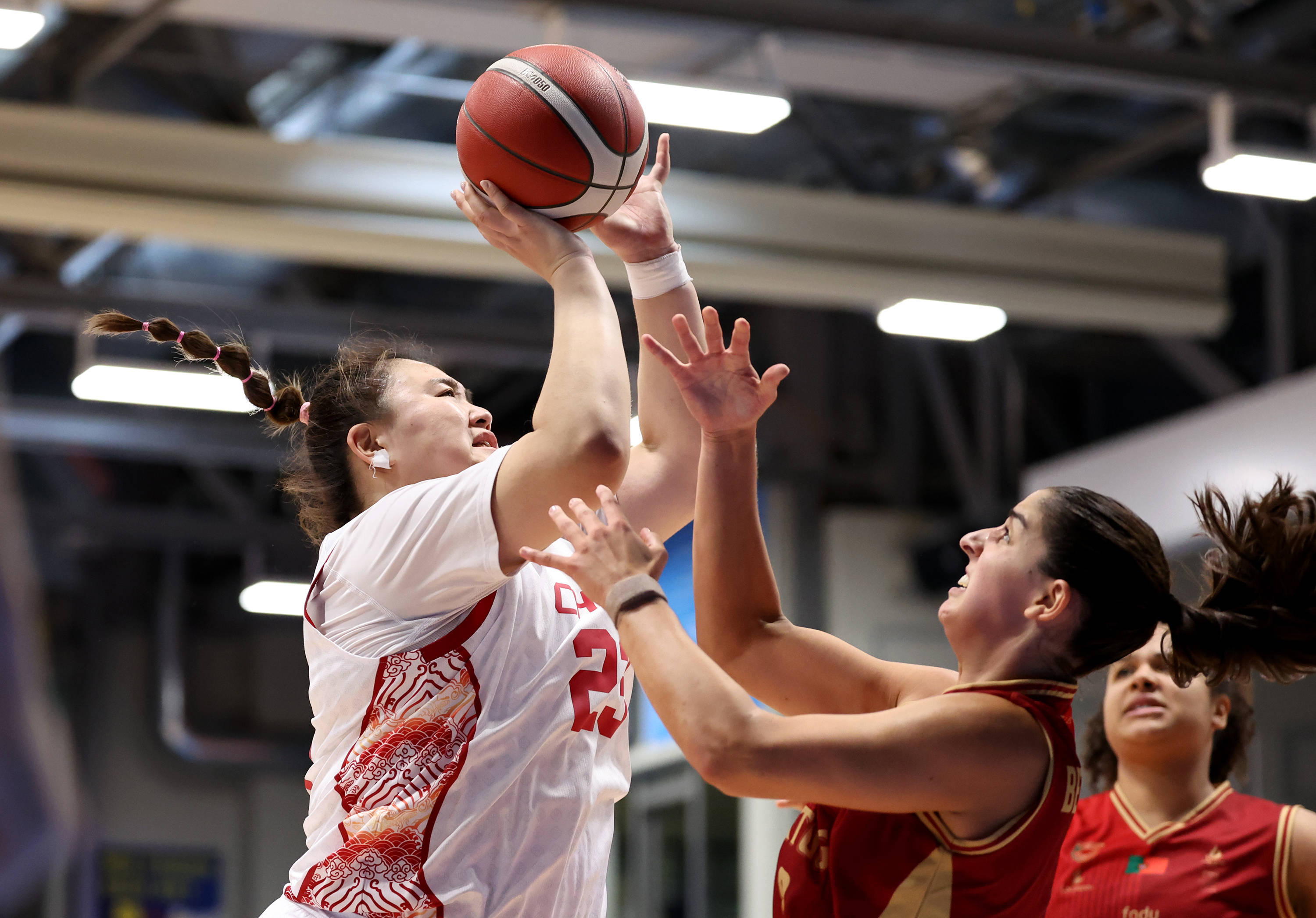 葡萄牙队轻取日本队，奥恰洛夫点燃赛场