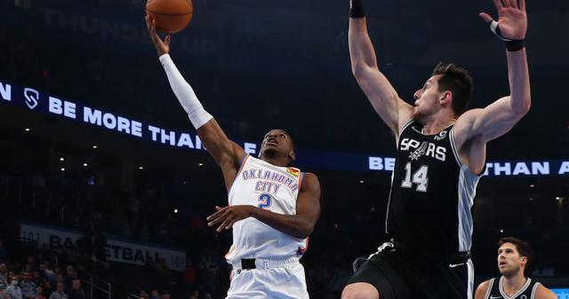 霍勒迪关键回合不手软,马刺完胜北京队 霍勒迪关键回合不手软,马刺完胜北京队