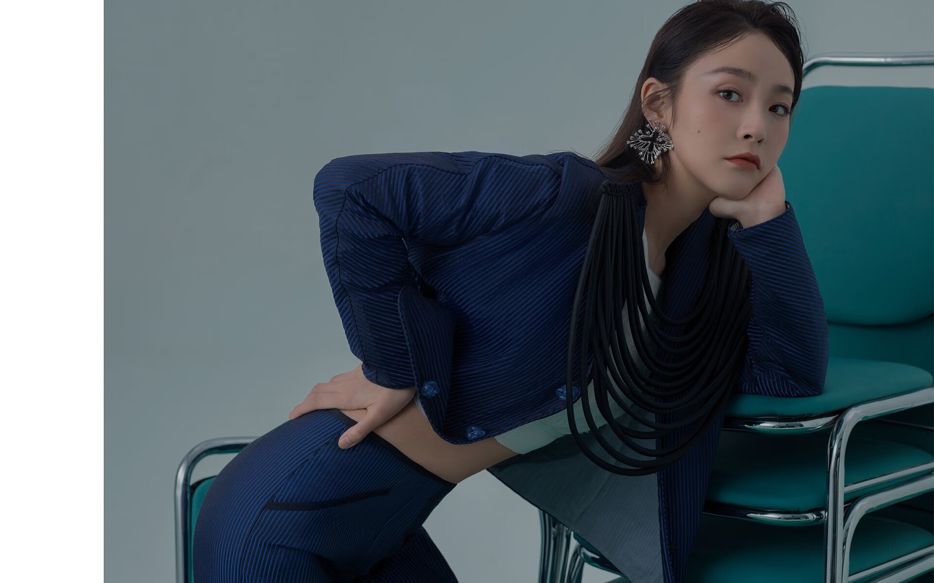 狭路相逢勇者胜，拉文关键一击撕破国王防线，黄蜂蛰出团队篮球真谛